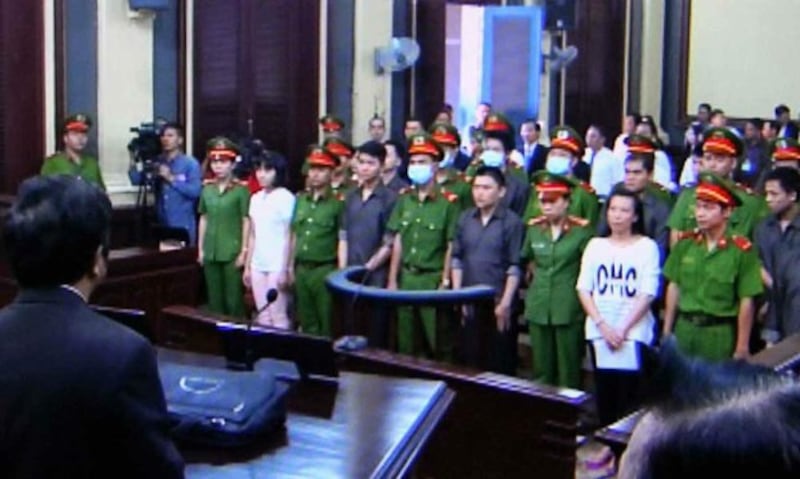 Quang cảnh phiên tòa, ngày 27/12/17 xét xử nhóm 16 người bị cáo buộc dùng bom xăng tấn công tại Sân bay Tân Sơn Nhất.
